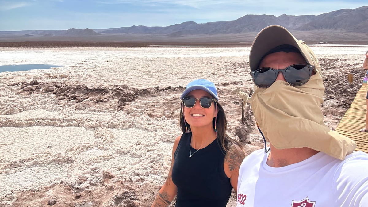 Thaíssa e Julián no meio do salar, protegidos do sol, num dia de semana qualquer