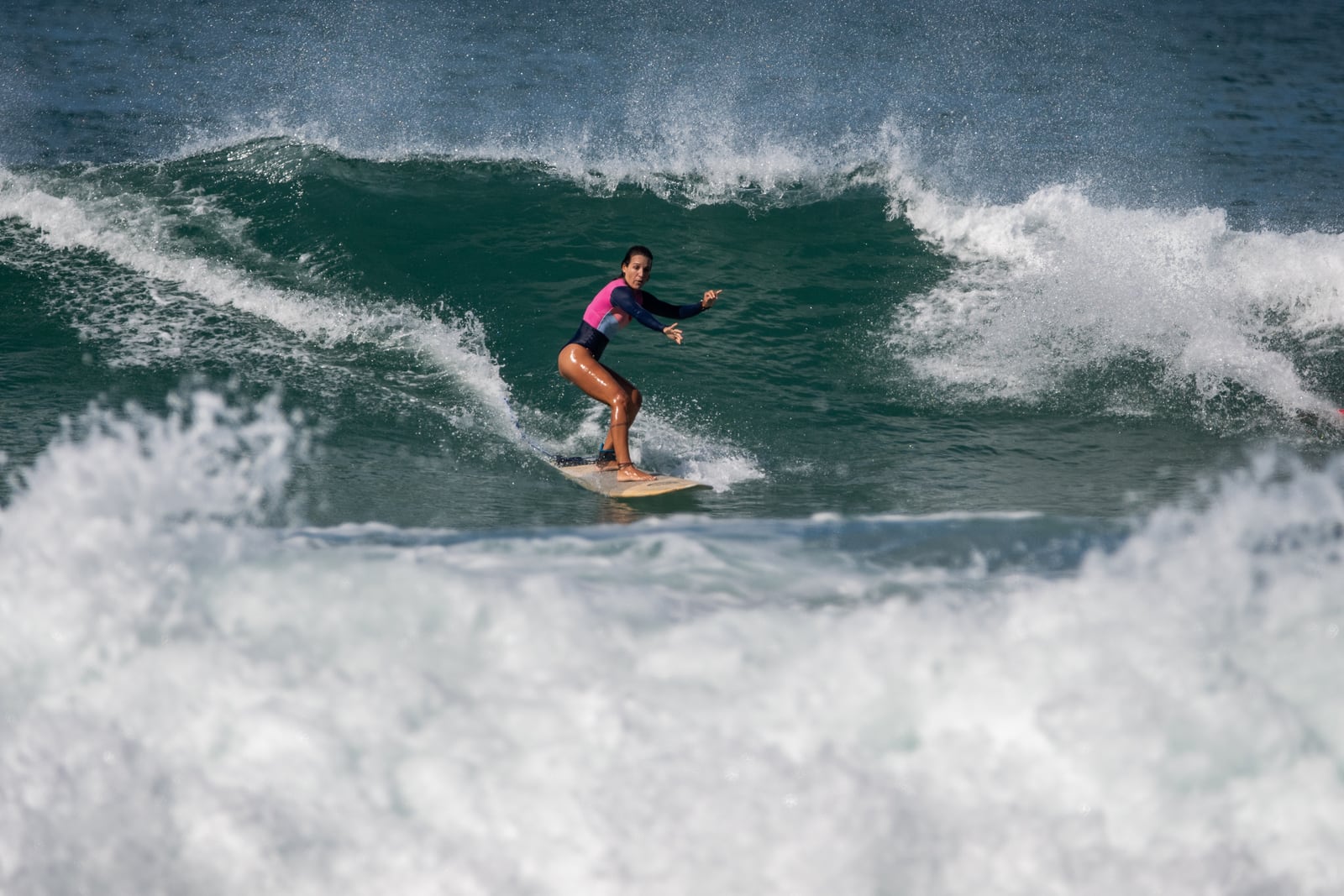 Thaíssa surfando, dentro da parede de uma onda